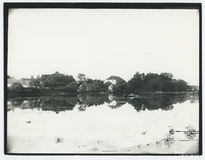 Vaade Pirita jõe paremalt kaldalt nn. Vana-Kosele, J. Koch'i poolt 1808. aastal ehitatud suvemõisale ja kõrvalhoonetele, u. 1910. aastast.  duplicate photo