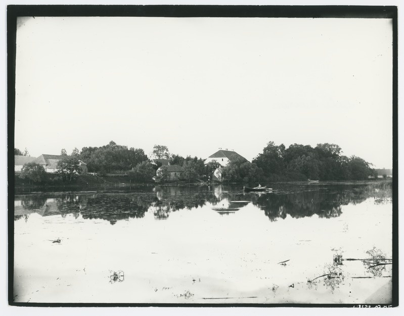 Vaade Pirita jõe paremalt kaldalt nn. Vana-Kosele, J. Koch'i poolt 1808. aastal ehitatud suvemõisale ja kõrvalhoonetele, u. 1910. aastast.