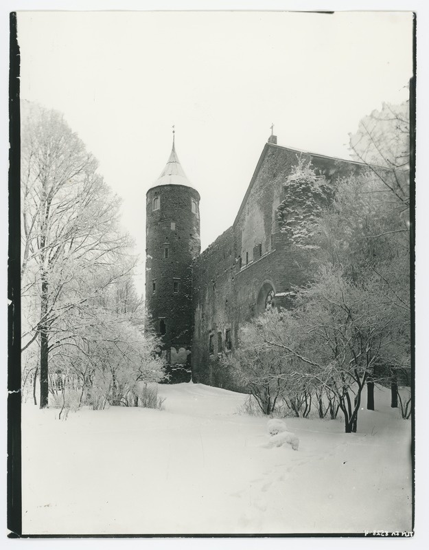 Talvine vaade Haapsalu linnusele, esiplaanil Toomkirik, umbes 1910. aasta.