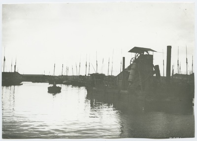 Tallinna sadam, esiplaanil süvendaja, taamal purjekad, umbes 1910. aastast.  duplicate photo