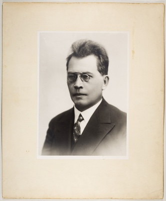 Friedebert Tuglase portreefoto umbes 1915. aastast.  duplicate photo
