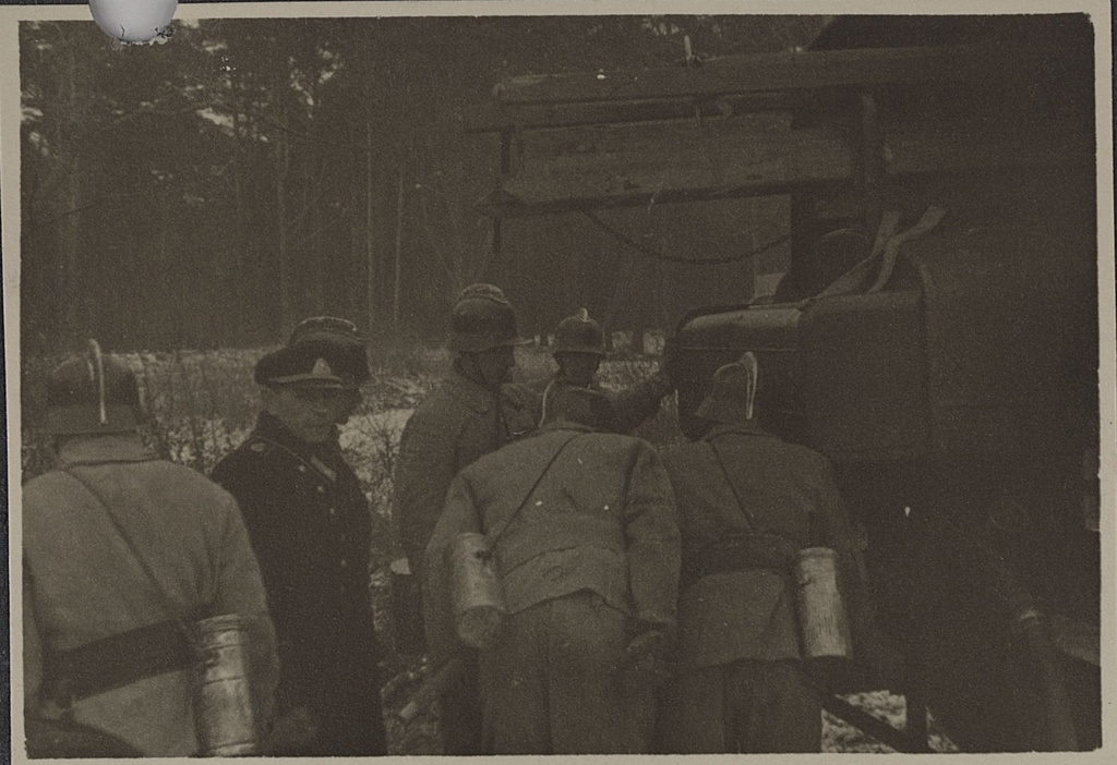 An excursion for the audit of the Estonian fire extinguishing. A group of fire extinguishers at the fire extinguishing car, in front of the Fireworks School lecturer t. Hindrikson.