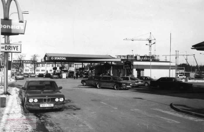 Gas station Statoil (Turu t).  Tartu, 1998. Photo Aldo Luud.