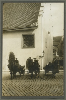 Voorimehed Pühavaimu kiriku ees  duplicate photo