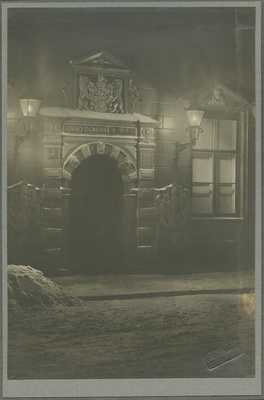 Mustpeade maja portaal öösel  duplicate photo
