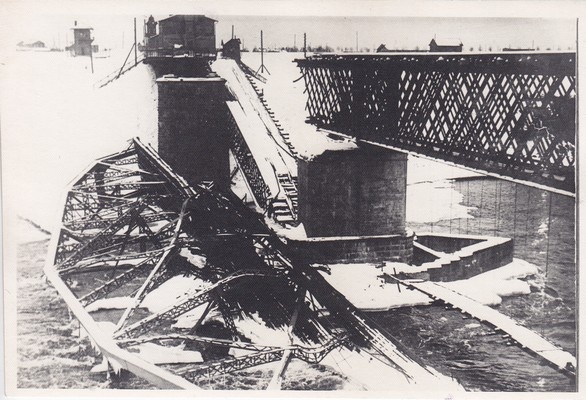 Narva, broken railway bridge, 1918.