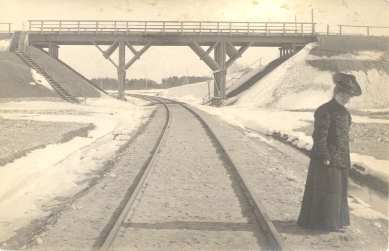 Photo. Lihula mnt. Railway bridge. U. 1910. In winter. On the front of the right Haapsalu citizen O.Silut.