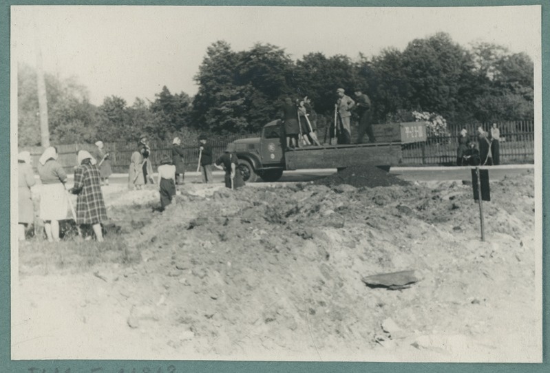 Tallinn, ehitusprahi vedamine Uue Pirita tee kõnnitee jaoks.