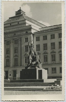 1905. aasta 16. oktoobril langenute mälestussammas 16. Oktoobri pargis.  similar photo