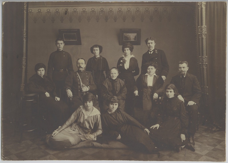 Grupipilt. Perekond Solovjov. Ateljeefoto.