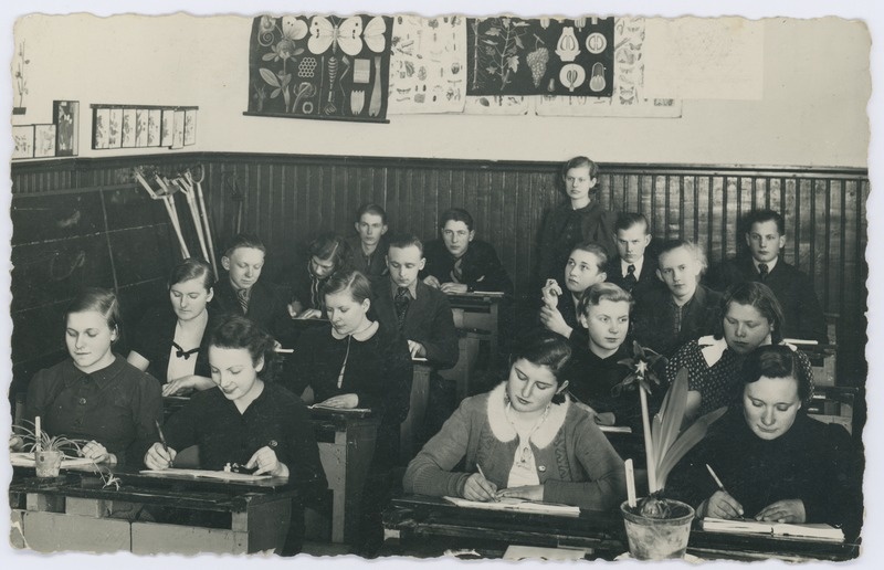 Polli Aianduskooli õpilased klassis. 1938