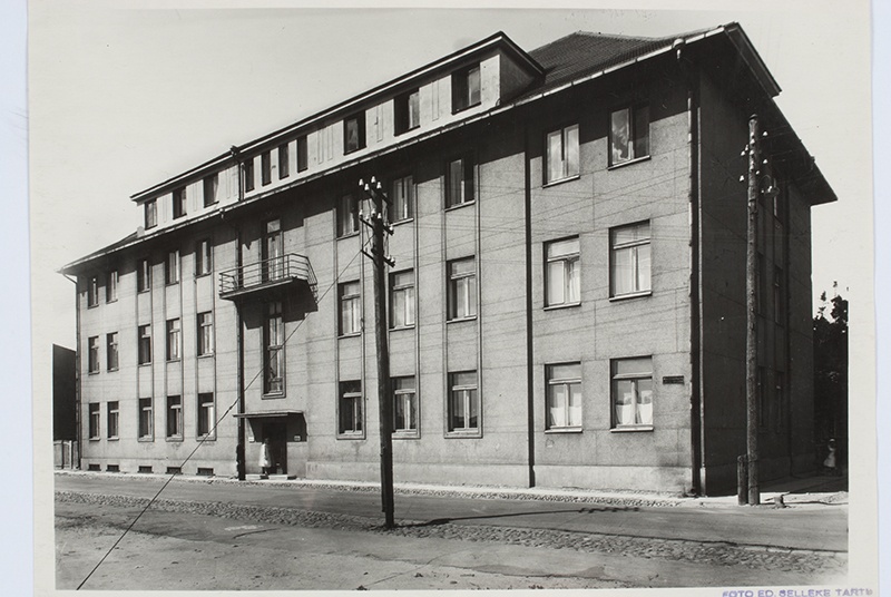 Eye clinic h. Heidemanni and Vallikraavi tn. At the corner. Tartu 1955
