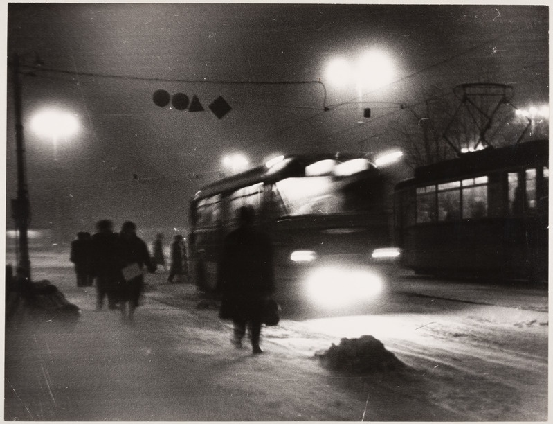 Talveõhtu Pärnu mnt. Fotol jalakäijad, buss ja tramm.