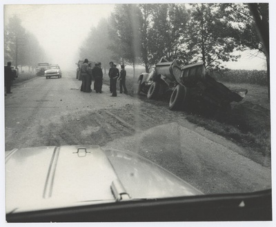 Vaade läbi autoakna: teelt väljasõitnud veoauto.  duplicate photo