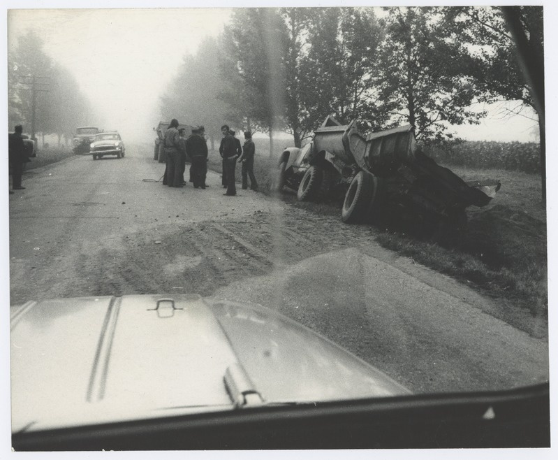 Vaade läbi autoakna: teelt väljasõitnud veoauto.