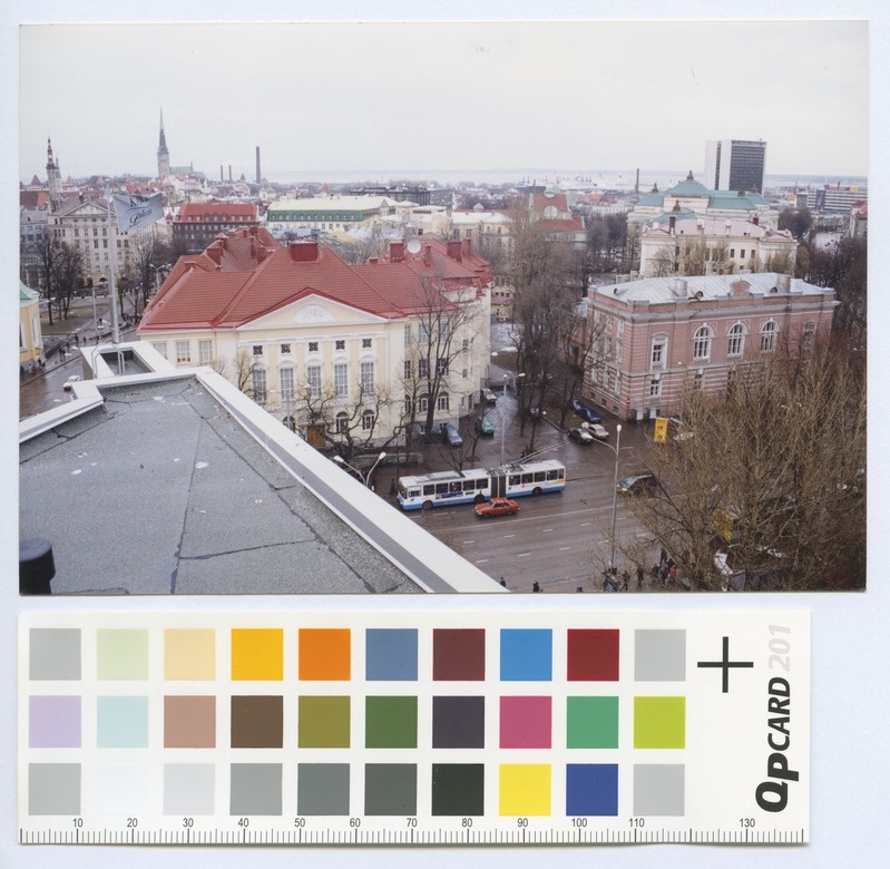 Linnuperspektiivvaade Tallinna kesklinnale, esiplaanil Estonia pst