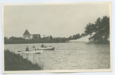 Tallinn, Pirita, esiplaanil jõgi sõudjatega, taga kloostri varemed kagust.  duplicate photo