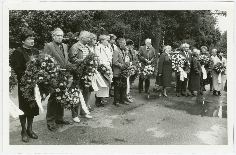 Foto albumist Tallinna TK ENSV teenelised kaubandustöötajad ajavahemikust 1967-1991. Vilma Toome matused. 1990.