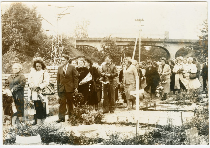 Foto albumist Tallinna TK ENSV teenelised kaubandustöötajad ajavahemikust 1967-1991. Vilma Toome matused, kauplus "Endla" töötajad. 1990.