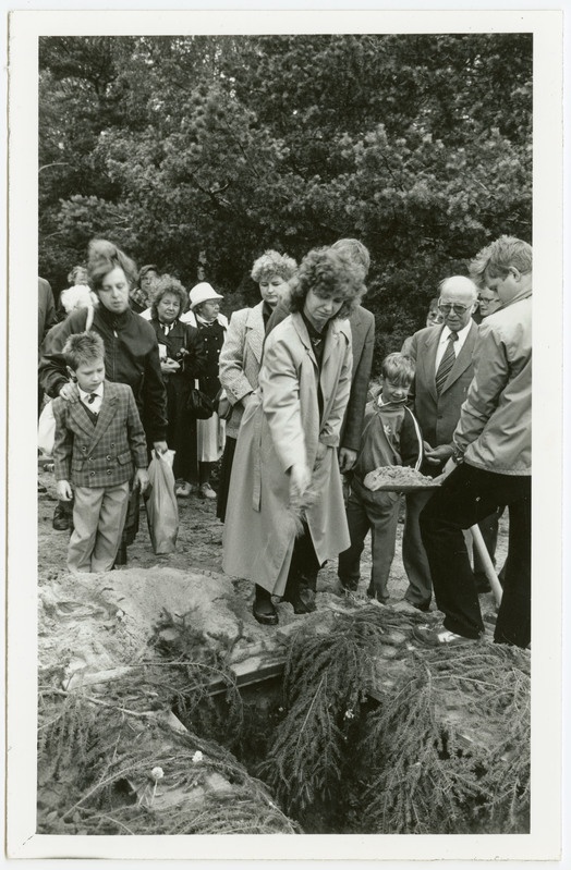 Foto albumist Tallinna TK ENSV teenelised kaubandustöötajad ajavahemikust 1967-1991. Vilma Toome matused. 1990.