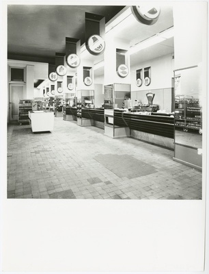 Tallinna I Toidukaubastu kaupluste selvemüügile üleviimisel kasutatud tehnoloogiatest ja sisustusest 1960 -1990. 
Kaupluse sisevaade. 1980-nendad.  similar photo