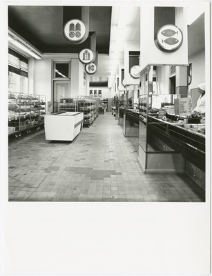 Tallinna I Toidukaubastu kaupluste selvemüügile üleviimisel kasutatud tehnoloogiatest ja sisustusest 1960 -1990. 
Kaupluse sisevaade.  similar photo