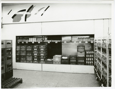 Tallinna I Toidukaubastu kaupluste selvemüügile üleviimisel kasutatud tehnoloogiatest ja sisustusest 1960 -1990. 
Kaupluse sisevaade - piimatoodete külmlett.  duplicate photo