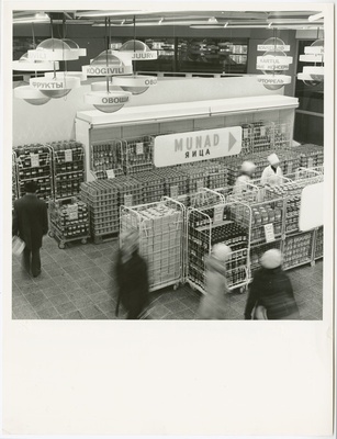 Tallinna I Toidukaubastu kaupluste selvemüügile üleviimisel kasutatud tehnoloogiatest ja sisustusest 1960 -1990. Tallinna Kaubahalli sisevaade.  similar photo