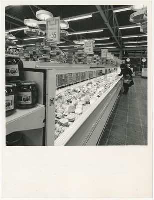 Tallinna I Toidukaubastu kaupluste selvemüügile üleviimisel kasutatud tehnoloogiatest ja sisustusest 1960 -1990. Tallinna Kaubahalli sisevaade.  duplicate photo