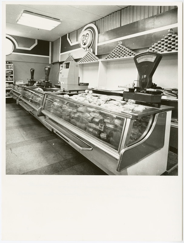 Tallinna I Toidukaubastu kaupluste selvemüügile üleviimisel kasutatud tehnoloogiatest ja sisustusest 1960 -1990. 
Kaupluse sisevaade - külmletid.