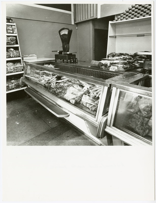 Tallinna I Toidukaubastu kaupluste selvemüügile üleviimisel kasutatud tehnoloogiatest ja sisustusest 1960 -1990. 
Kaupluse sisevaade - kalalett.