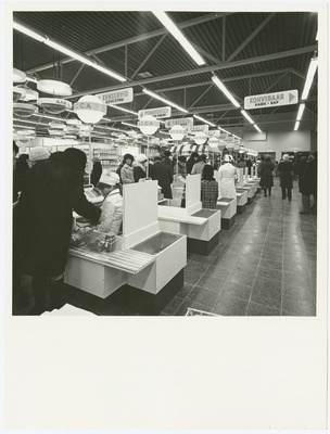 Tallinna I Toidukaubastu kaupluste selvemüügile üleviimisel kasutatud tehnoloogiatest ja sisustusest 1960 -1990. Tallinna Kaubahalli sisevaade - kassad.  duplicate photo
