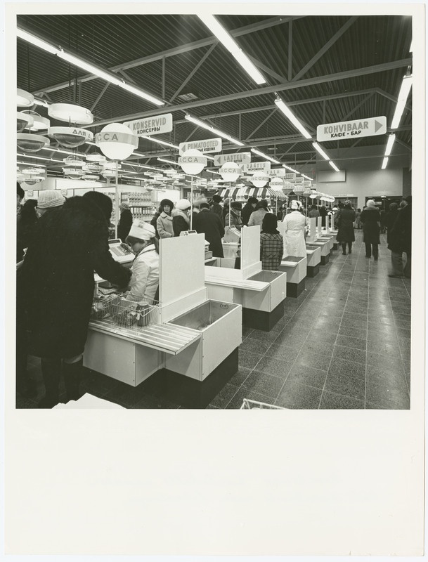 Tallinna I Toidukaubastu kaupluste selvemüügile üleviimisel kasutatud tehnoloogiatest ja sisustusest 1960 -1990. Tallinna Kaubahalli sisevaade - kassad.