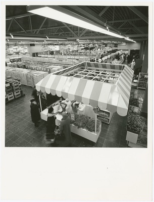 Tallinna I Toidukaubastu kaupluste selvemüügile üleviimisel kasutatud tehnoloogiatest ja sisustusest 1960 -1990. Tallinna Kaubahalli sisevaade.  similar photo
