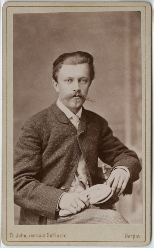 Foto albumis: Tallinna Kubermangugümnaasiumi abiturientide portreed. Arthur Dsirne(?)