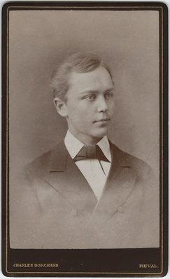 Foto albumis: Tallinna Kubermangugümnaasiumi abiturientide portreed. Gotleib Stünkel  duplicate photo