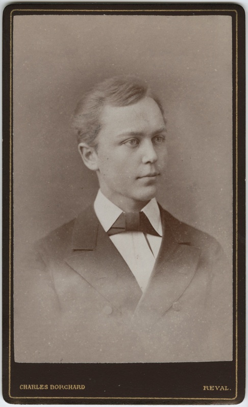 Foto albumis: Tallinna Kubermangugümnaasiumi abiturientide portreed. Gotleib Stünkel