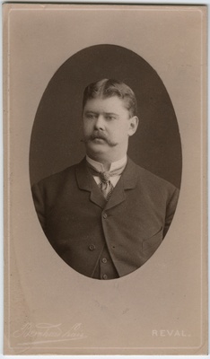 Foto albumis: Tallinna Kubermangugümnaasiumi abiturientide portreed. Constantin Tönnison  duplicate photo