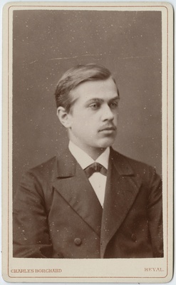 Foto albumis: Tallinna Kubermangugümnaasiumi abiturientide portreed. Oliver Hofrichter.  duplicate photo