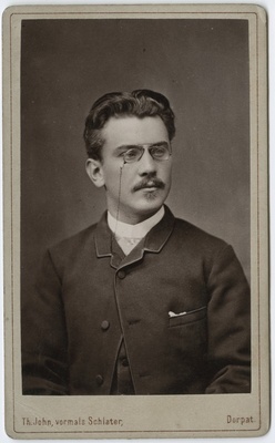 Foto albumis Tallinna Kubermangugümnaasiumi abiturientide portreed. Amandus Pagratz  duplicate photo