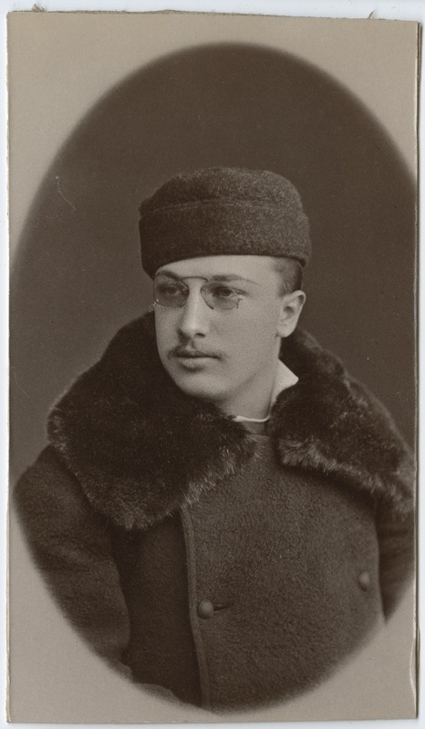 Foto albumis Tallinna Kubermangugümnaasiumi abiturientide portreed. Mihail Charuzin