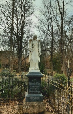 Agnes and Ludwig Stahl's grave monument at Rakvere's castle cemetery. rephoto