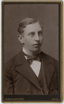 Foto albumis: Tallinna Kubermangugümnaasiumi abiturientide portreed. Adolf Haller  duplicate photo