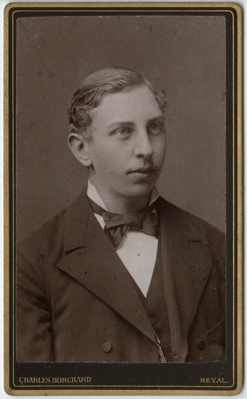 Foto albumis: Tallinna Kubermangugümnaasiumi abiturientide portreed. Adolf Haller