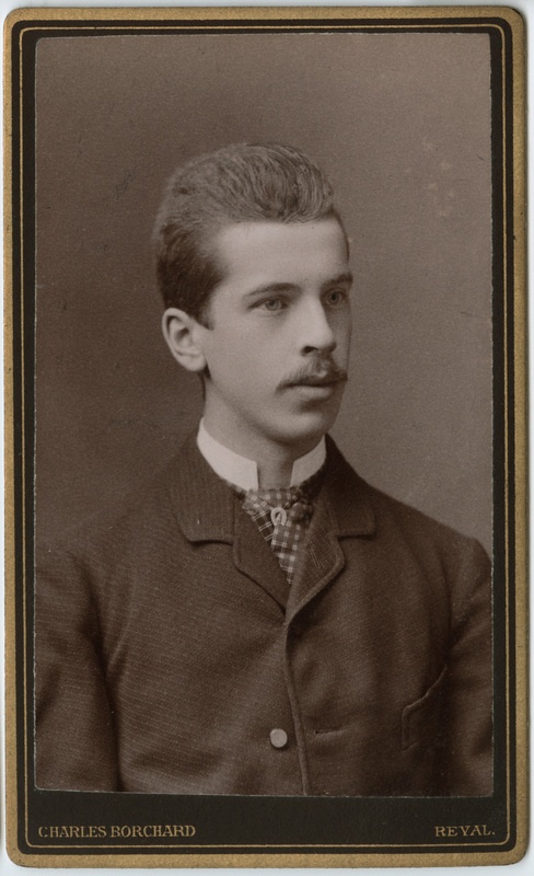 Foto albumis: Tallinna Kubermangugümnaasiumi abiturientide portreed. Edgar Weiss.