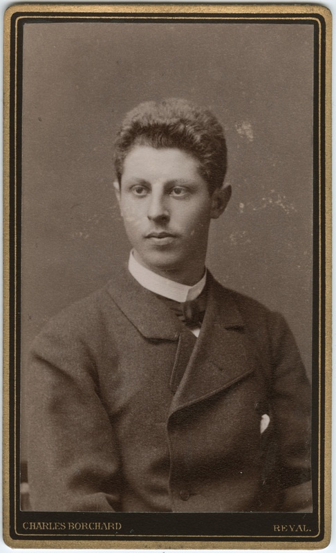 Foto albumis: Tallinna Kubermangugümnaasiumi abiturientide portreed. Paul Sheel