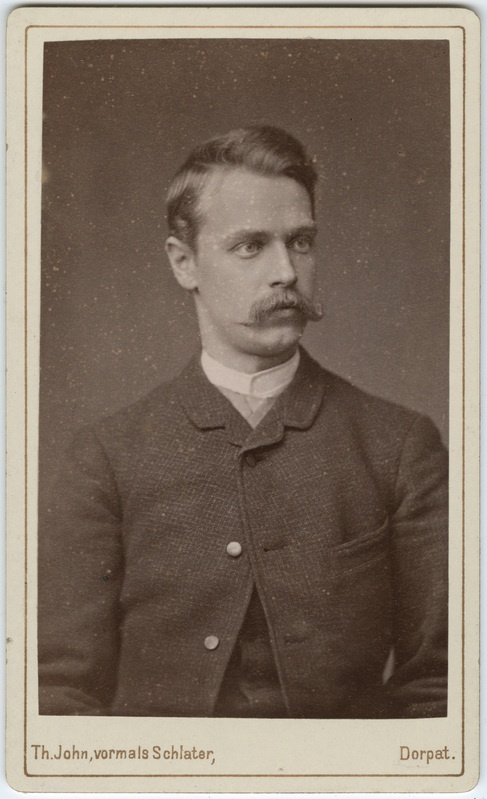 Foto albumis: Tallinna Kubermangugümnaasiumi abiturientide portreed. Friedrich Wieckmann