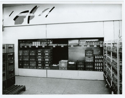 Tallinna I Toidukaubastu kaupluste selvemüügile üleviimisel kasutatud tehnoloogiatest ja sisustusest 1960 -1990. Kauplus Marja peale remonti.  duplicate photo