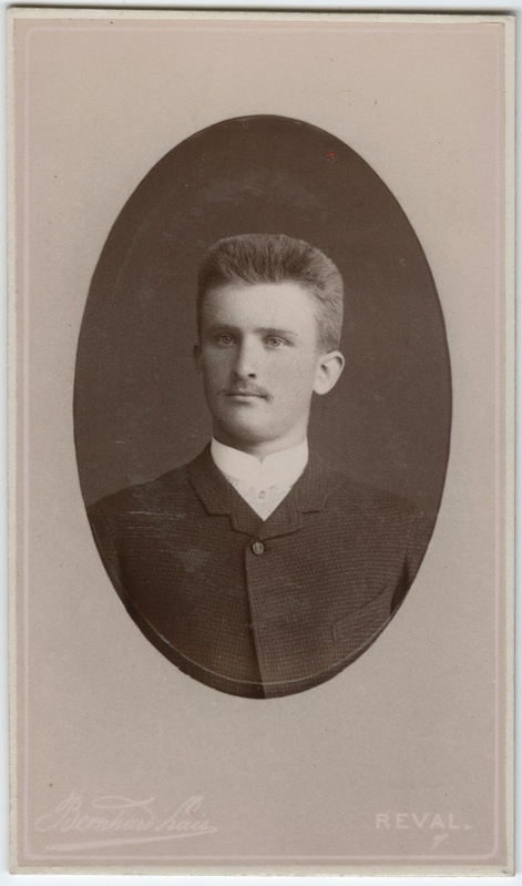 Foto albumis: Tallinna Kubermangugümnaasiumi abiturientide portreed. Woldemar Rosenstein.