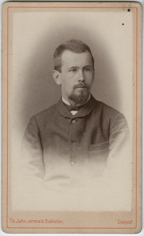 Foto albumis: Tallinna Kubermangugümnaasiumi abiturientide portreed. Theodor Keller